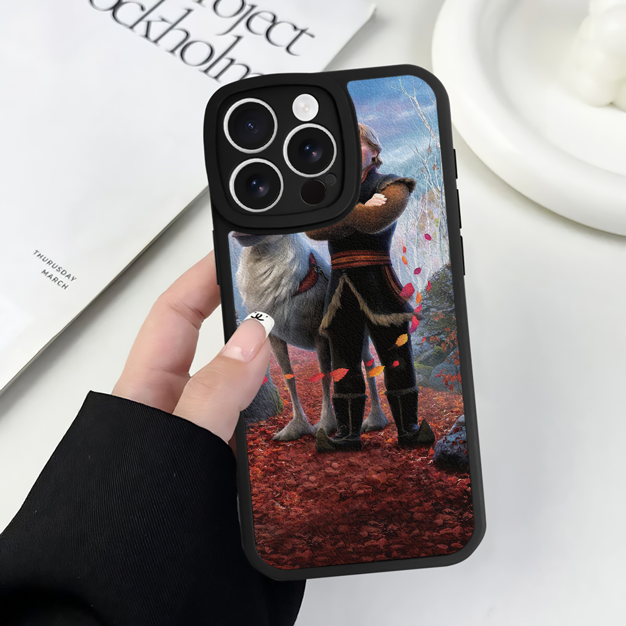 （画像用） アナと雪の女王 アンナ エルサ Frozen Anna Elsa 【iPhone 16シリーズ対応】シリコンスマホケース（レザー調） 材質：シリコン